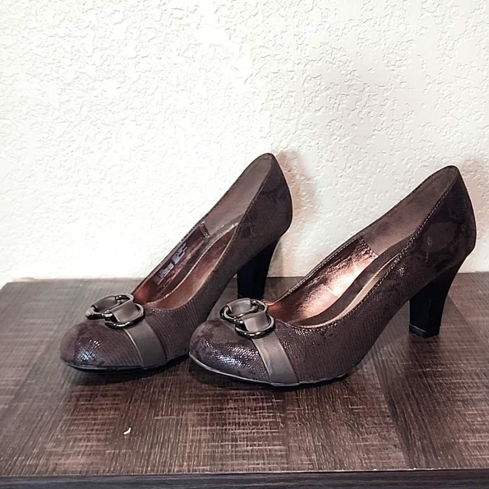 Black and gray heels